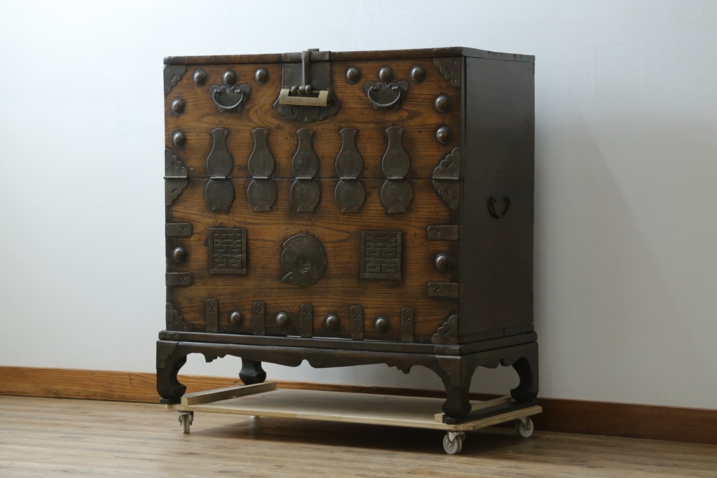 韓国アンティーク　松材　多彩な金具装飾が存在感を放つバンダチ　(R-084681)