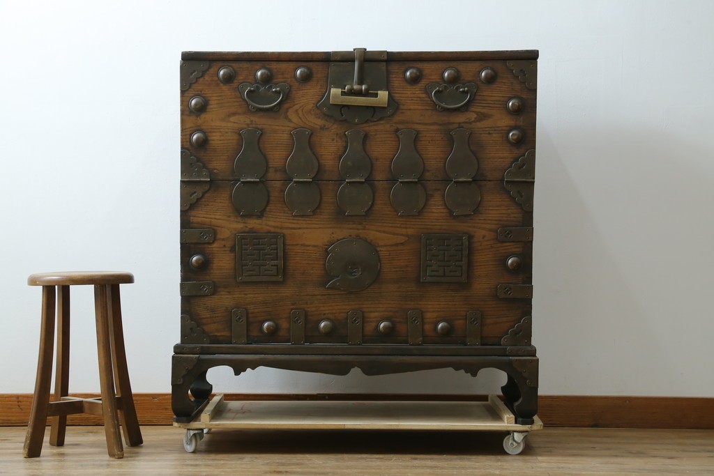 韓国アンティーク　松材　多彩な金具装飾が存在感を放つバンダチ　(R-084681)