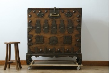 韓国アンティーク　松材　多彩な金具装飾が存在感を放つバンダチ　(R-084681)