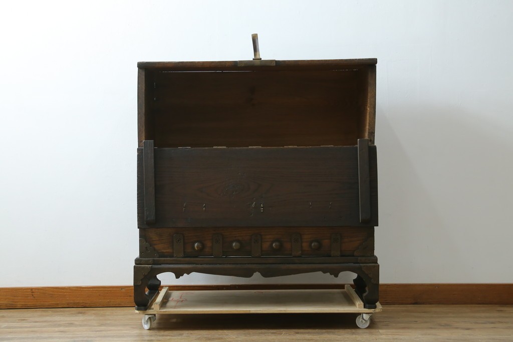 韓国アンティーク　松材　多彩な金具装飾が存在感を放つバンダチ　(R-084681)