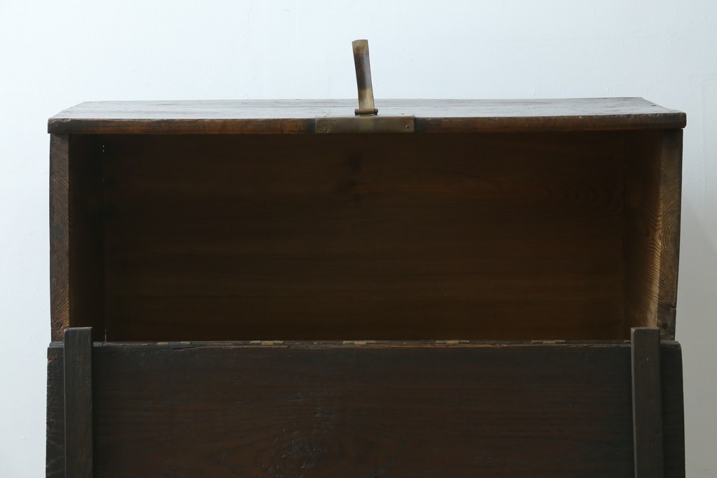 韓国アンティーク　松材　多彩な金具装飾が存在感を放つバンダチ　(R-084681)