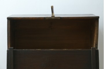 韓国アンティーク　松材　多彩な金具装飾が存在感を放つバンダチ　(R-084681)