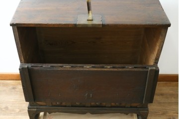 韓国アンティーク　松材　多彩な金具装飾が存在感を放つバンダチ　(R-084681)