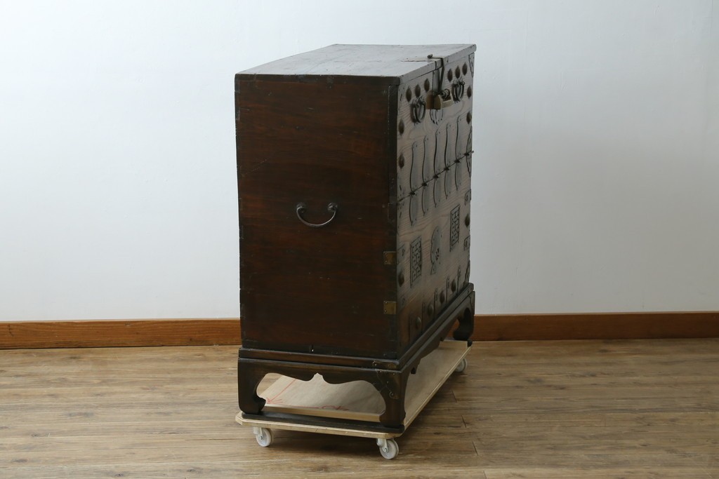 韓国アンティーク　松材　多彩な金具装飾が存在感を放つバンダチ　(R-084681)