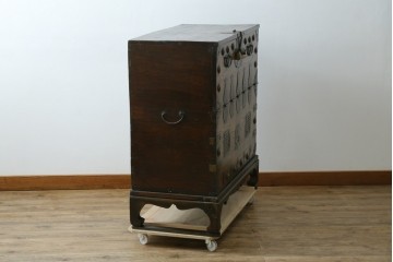 韓国アンティーク　松材　多彩な金具装飾が存在感を放つバンダチ　(R-084681)