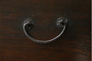 韓国アンティーク　松材　多彩な金具装飾が存在感を放つバンダチ　(R-084681)