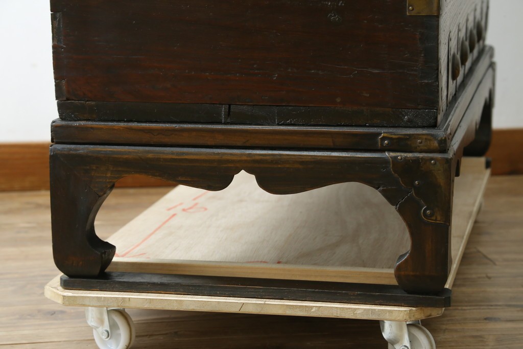 韓国アンティーク　松材　多彩な金具装飾が存在感を放つバンダチ　(R-084681)