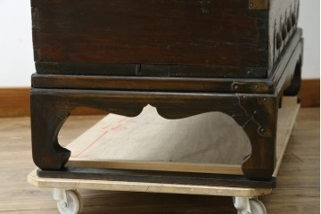 韓国アンティーク　松材　多彩な金具装飾が存在感を放つバンダチ　(R-084681)