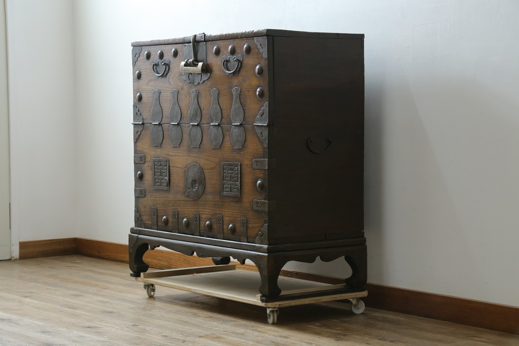 韓国アンティーク　松材　多彩な金具装飾が存在感を放つバンダチ　(R-084681)