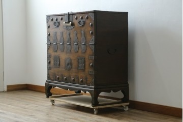 韓国アンティーク　松材　多彩な金具装飾が存在感を放つバンダチ　(R-084681)