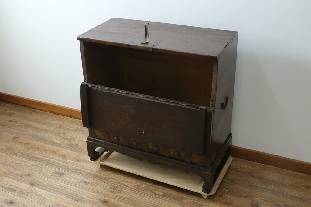 韓国アンティーク　松材　多彩な金具装飾が存在感を放つバンダチ　(R-084681)