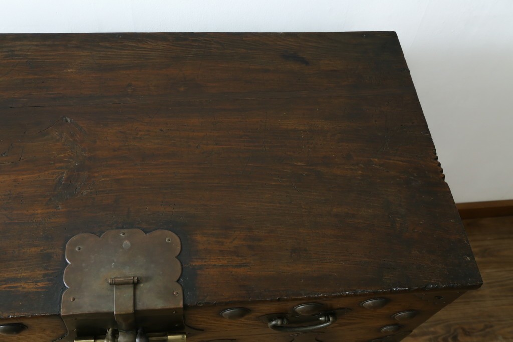 韓国アンティーク　松材　多彩な金具装飾が存在感を放つバンダチ　(R-084681)