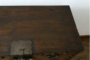 韓国アンティーク　松材　多彩な金具装飾が存在感を放つバンダチ　(R-084681)