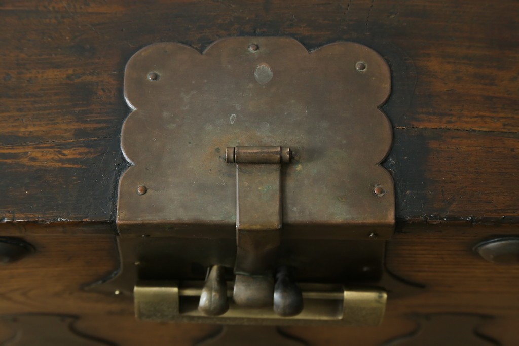 韓国アンティーク　松材　多彩な金具装飾が存在感を放つバンダチ　(R-084681)