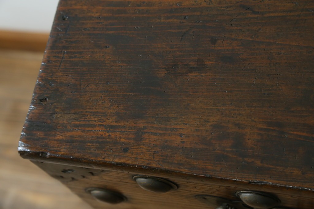 韓国アンティーク　松材　多彩な金具装飾が存在感を放つバンダチ　(R-084681)