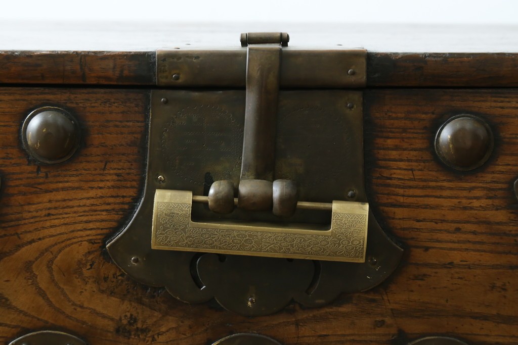 韓国アンティーク　松材　多彩な金具装飾が存在感を放つバンダチ　(R-084681)