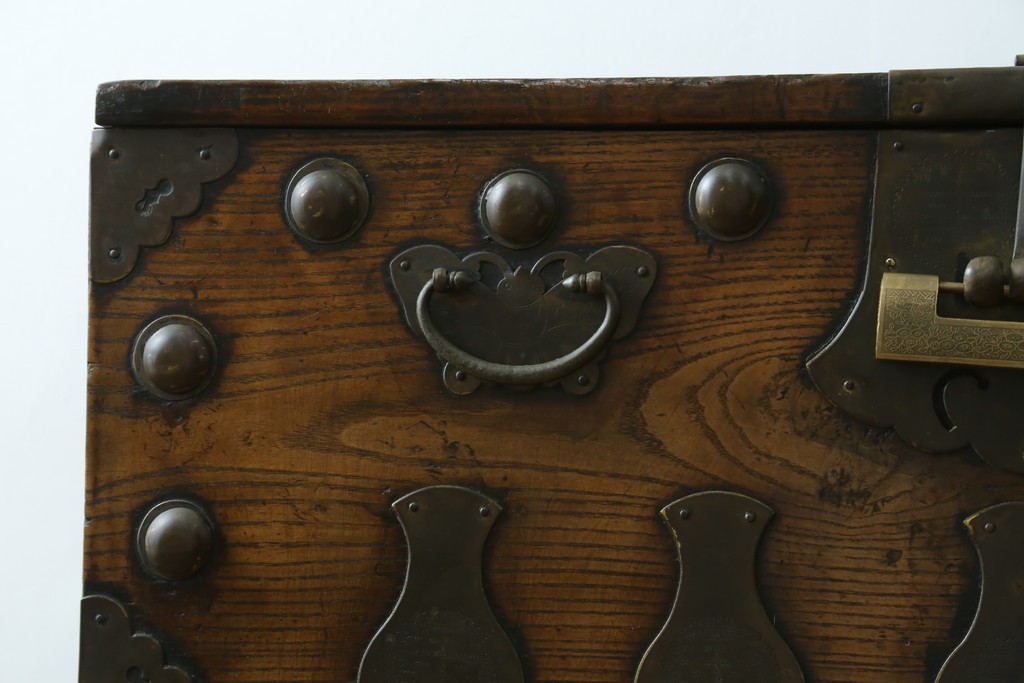 韓国アンティーク　松材　多彩な金具装飾が存在感を放つバンダチ　(R-084681)