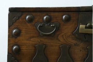 韓国アンティーク　松材　多彩な金具装飾が存在感を放つバンダチ　(R-084681)