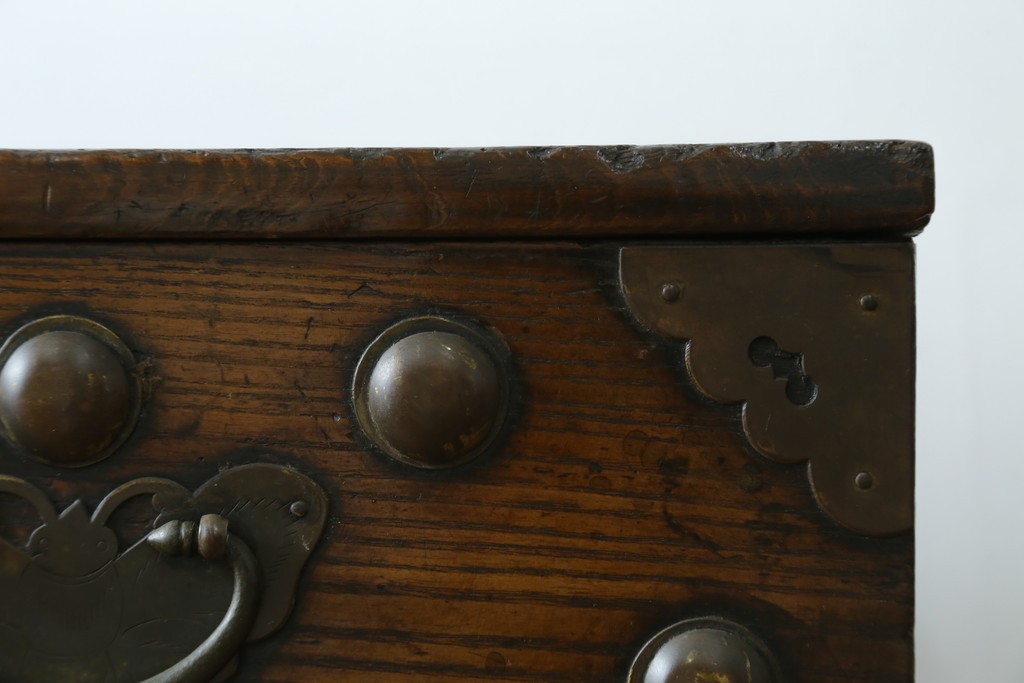 韓国アンティーク　松材　多彩な金具装飾が存在感を放つバンダチ　(R-084681)