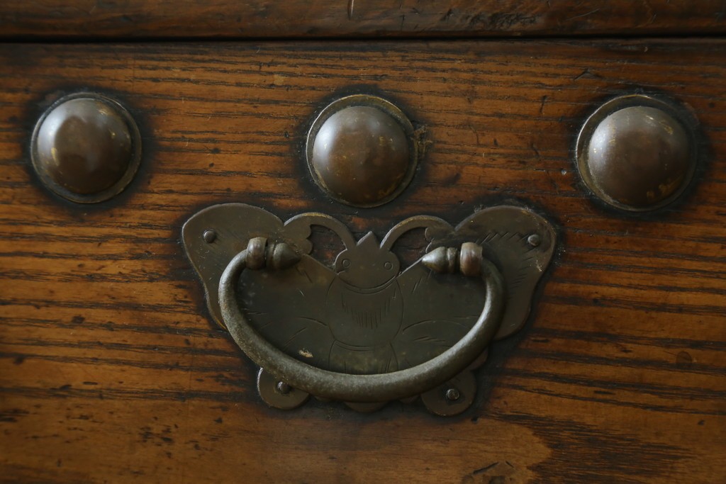 韓国アンティーク　松材　多彩な金具装飾が存在感を放つバンダチ　(R-084681)