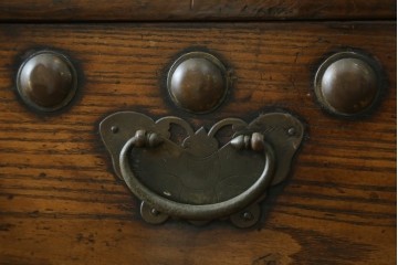 韓国アンティーク　松材　多彩な金具装飾が存在感を放つバンダチ　(R-084681)