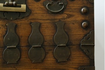 韓国アンティーク　松材　多彩な金具装飾が存在感を放つバンダチ　(R-084681)