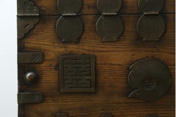 韓国アンティーク　松材　多彩な金具装飾が存在感を放つバンダチ　(R-084681)