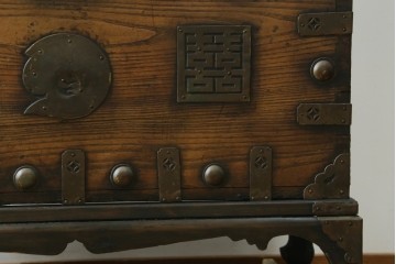 韓国アンティーク　松材　多彩な金具装飾が存在感を放つバンダチ　(R-084681)