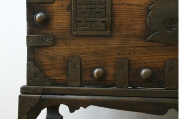 韓国アンティーク　松材　多彩な金具装飾が存在感を放つバンダチ　(R-084681)