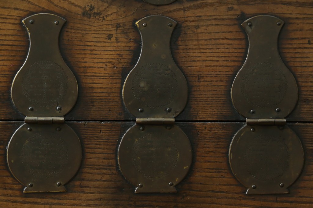 韓国アンティーク　松材　多彩な金具装飾が存在感を放つバンダチ　(R-084681)