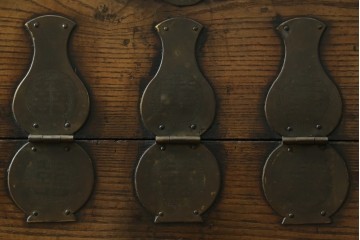 韓国アンティーク　松材　多彩な金具装飾が存在感を放つバンダチ　(R-084681)