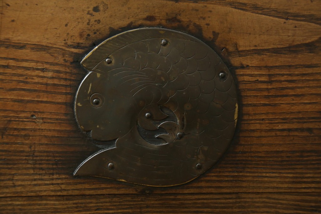 韓国アンティーク　松材　多彩な金具装飾が存在感を放つバンダチ　(R-084681)