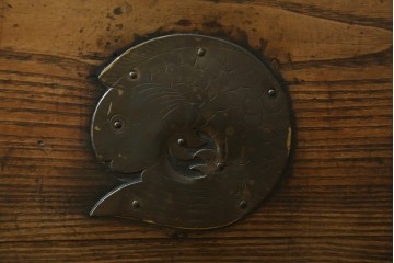 韓国アンティーク　松材　多彩な金具装飾が存在感を放つバンダチ　(R-084681)