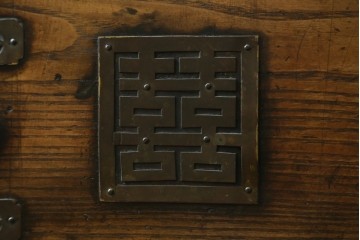韓国アンティーク　松材　多彩な金具装飾が存在感を放つバンダチ　(R-084681)