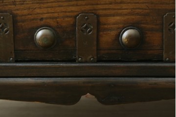 韓国アンティーク　松材　多彩な金具装飾が存在感を放つバンダチ　(R-084681)