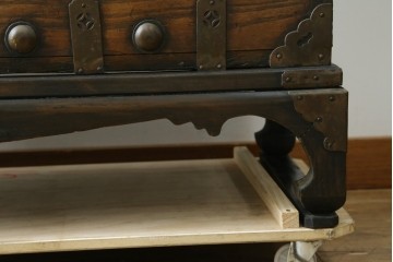 韓国アンティーク　松材　多彩な金具装飾が存在感を放つバンダチ　(R-084681)