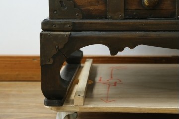 韓国アンティーク　松材　多彩な金具装飾が存在感を放つバンダチ　(R-084681)