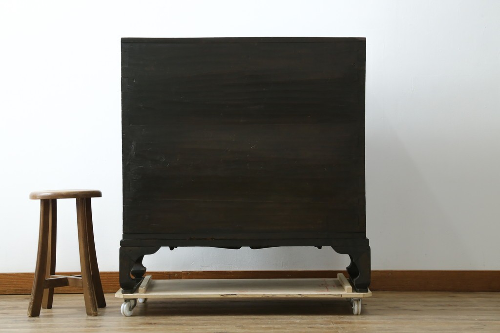 韓国アンティーク　松材　多彩な金具装飾が存在感を放つバンダチ　(R-084681)