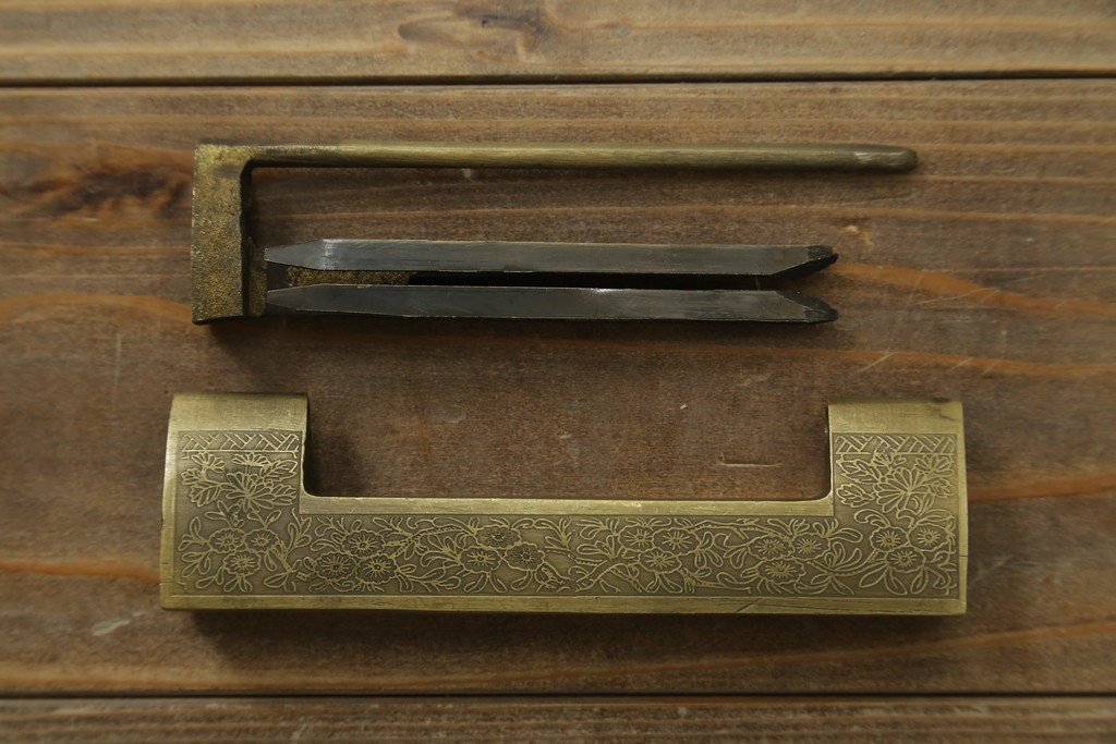 韓国アンティーク　松材　多彩な金具装飾が存在感を放つバンダチ　(R-084681)