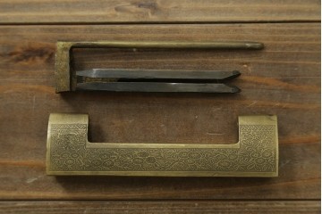 韓国アンティーク　松材　多彩な金具装飾が存在感を放つバンダチ　(R-084681)