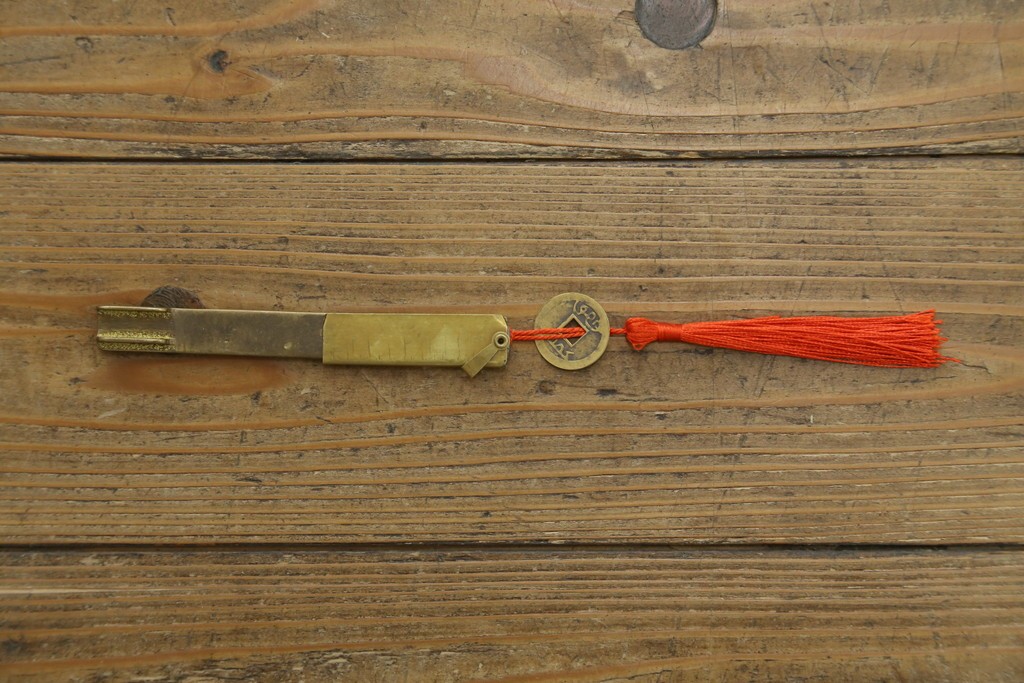 韓国アンティーク　松材　多彩な金具装飾が存在感を放つバンダチ　(R-084681)