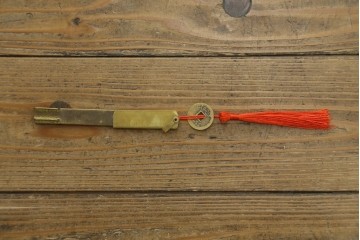 韓国アンティーク　松材　多彩な金具装飾が存在感を放つバンダチ　(R-084681)