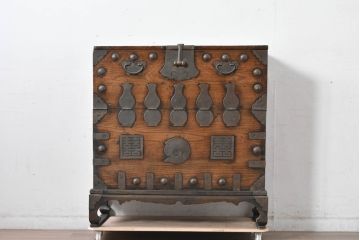 韓国アンティーク　松材　多彩な金具装飾が存在感を放つバンダチ　(R-084681)