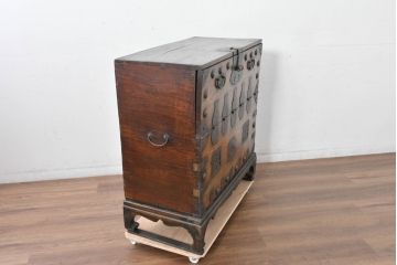 韓国アンティーク　松材　多彩な金具装飾が存在感を放つバンダチ　(R-084681)