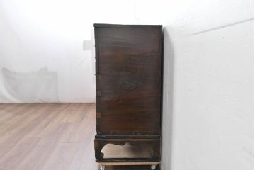 韓国アンティーク　松材　多彩な金具装飾が存在感を放つバンダチ　(R-084681)