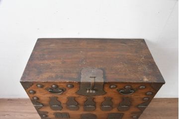 韓国アンティーク　松材　多彩な金具装飾が存在感を放つバンダチ　(R-084681)