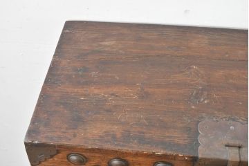 韓国アンティーク　松材　多彩な金具装飾が存在感を放つバンダチ　(R-084681)