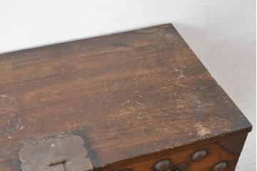 韓国アンティーク　松材　多彩な金具装飾が存在感を放つバンダチ　(R-084681)