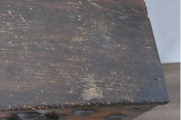 韓国アンティーク　松材　多彩な金具装飾が存在感を放つバンダチ　(R-084681)