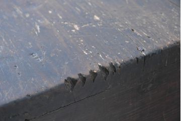 韓国アンティーク　松材　多彩な金具装飾が存在感を放つバンダチ　(R-084681)